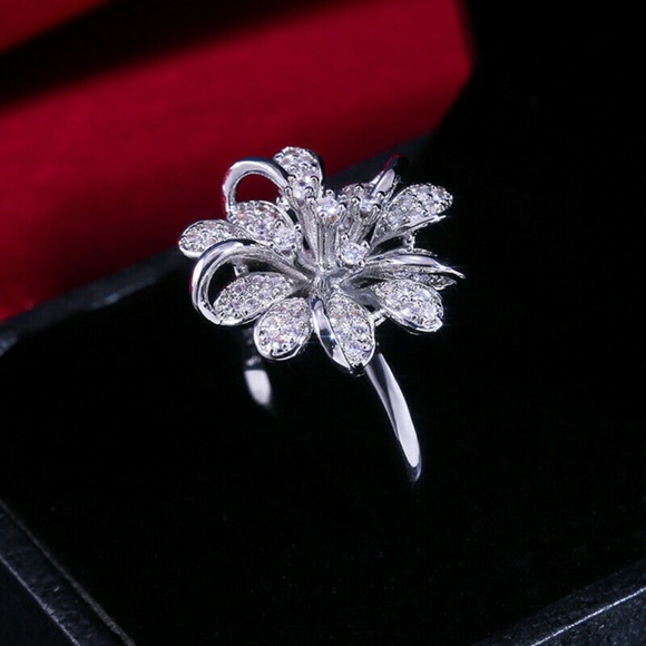 925 Silver Flower Shaped White Sapphire ring New - Picture 2 of 4
